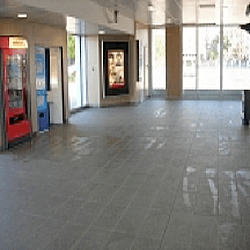 La société de propreté Labrenne propose ses services pour le nettoyage d'espaces publics en Ile de France. Cela comprend le nettoyage des gares, l'entretien des locaux et des ateliers.